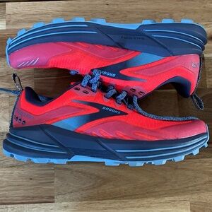 Brooks Cascadia16 Trail Running Shoe, Size 8.5B
Red and Blue
Trail-Runner